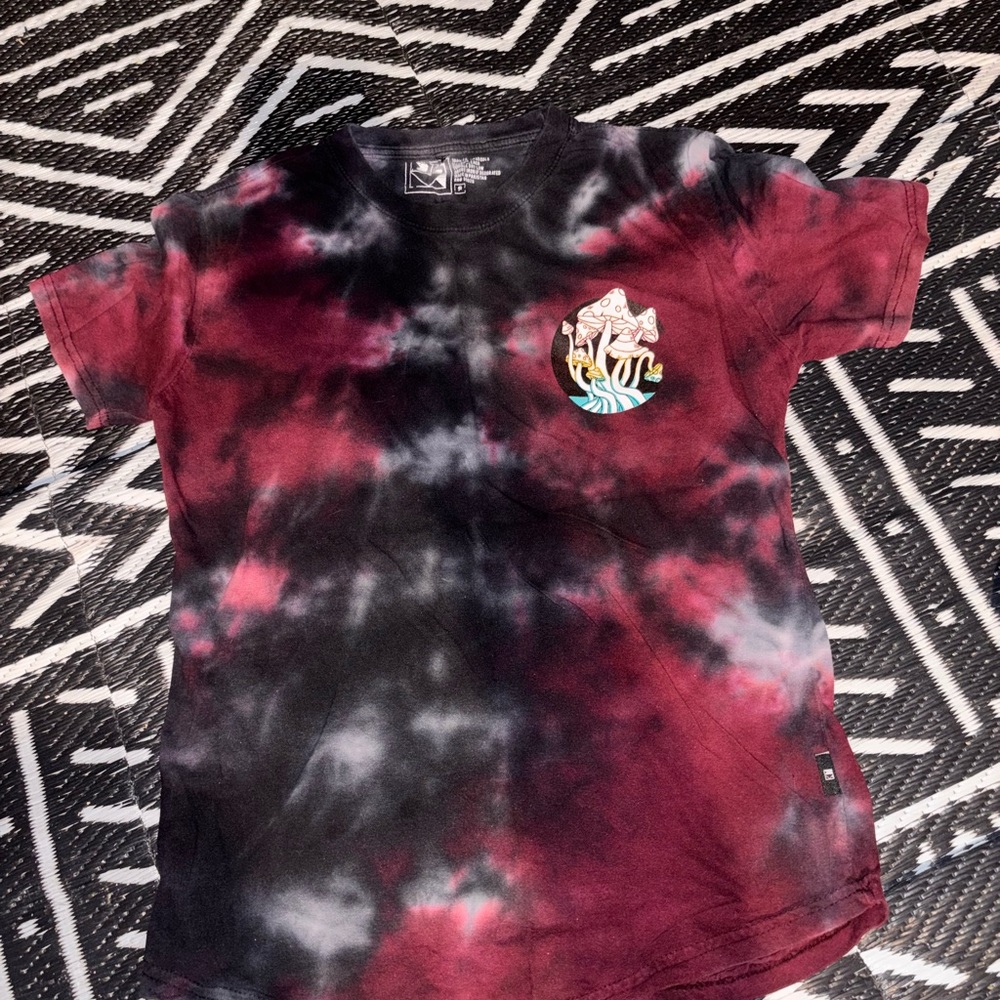 Trippy mushroom shirt